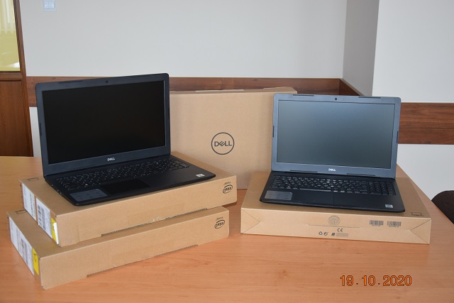 Dwa czarne laptopy stojące na stole