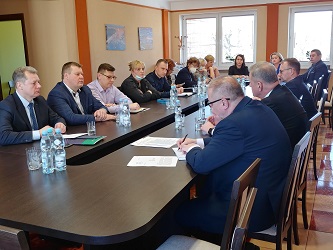 Reprezentanci urzędów z powiatu bielskiego siedzący przy stole